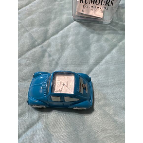 VINTAGE RARE DIE CAST VW CAR RUMOURS CLOCK VOKSWAGEN BEETLE DESIGN Blue READ - Picture 2 of 3